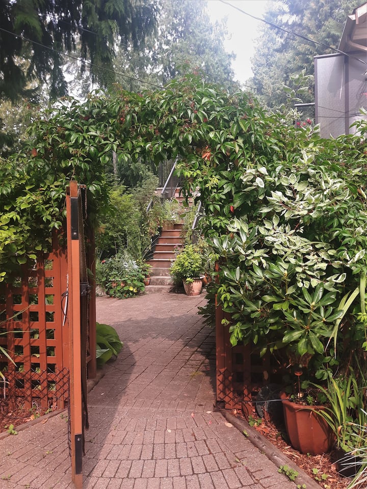 A Garden Hideaway In Sooke - Vancouver Island