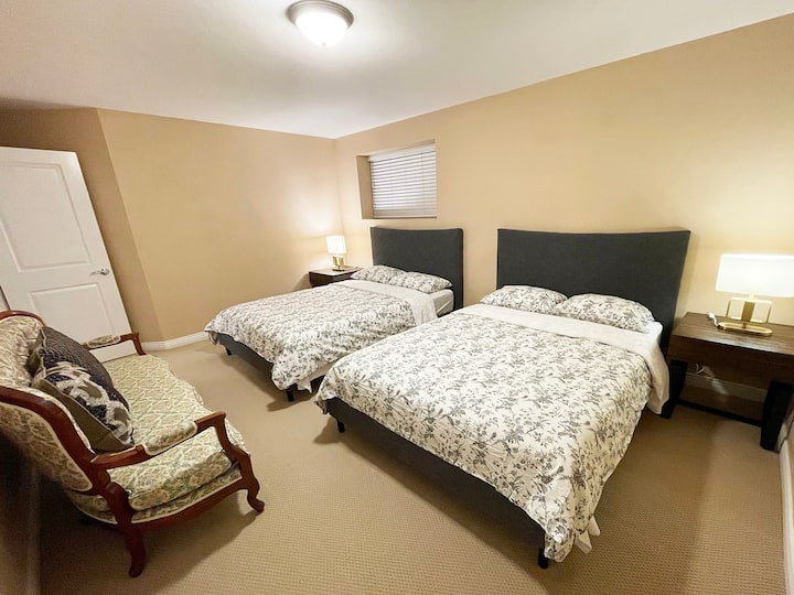 2 Bedroom 4 Queen Bed Guest Suite W/ Free Parking - White Rock
