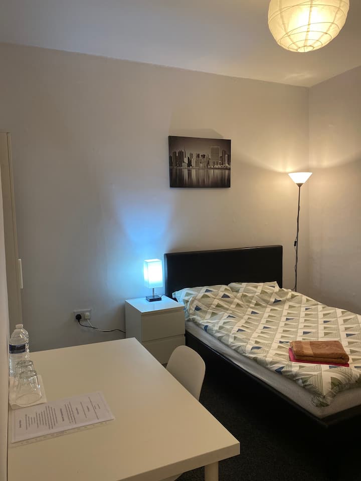Spacious Double In Salford - With Parking - 샐퍼드
