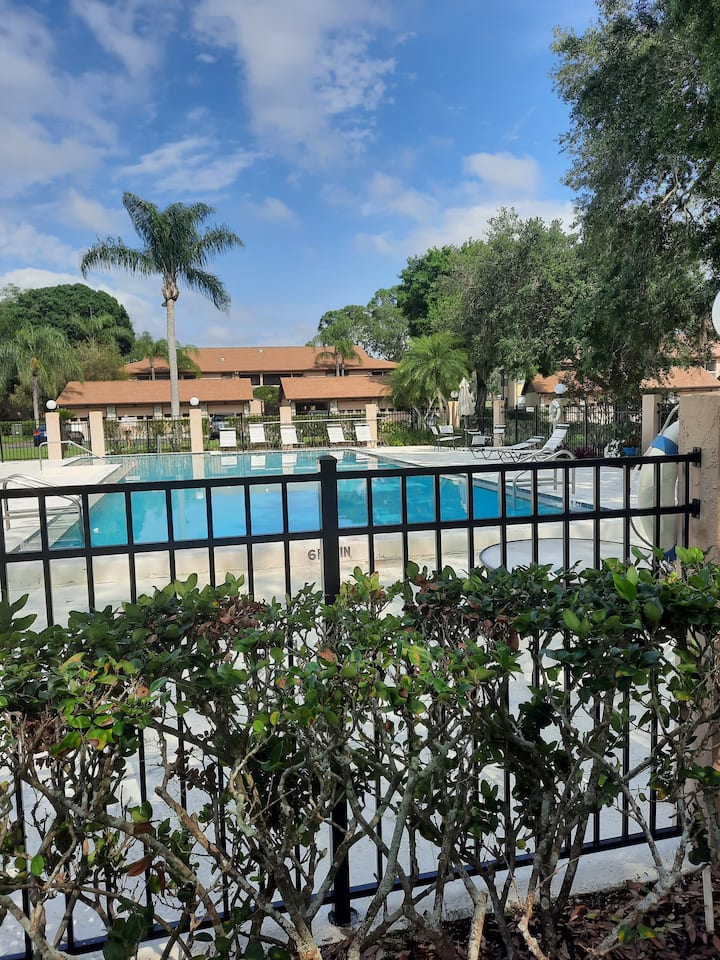 Lovely 2 Bedroom 2 Bath Condo With Pool By Beaches - Lakewood Ranch, FL