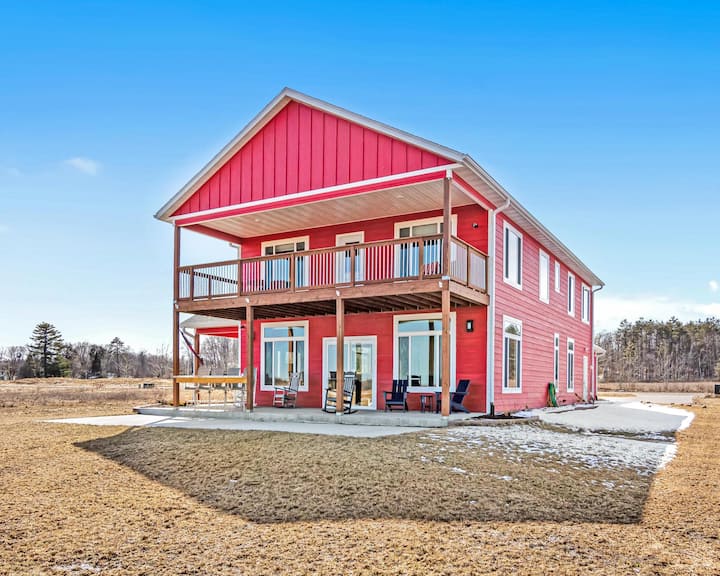 The Red Walleye: 22 Beds On Big Fish Golf Course - Hayward, WI