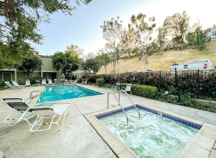 Luxurious 2 Bedroom Townhouse In Woodland Hills - Topanga Canyon