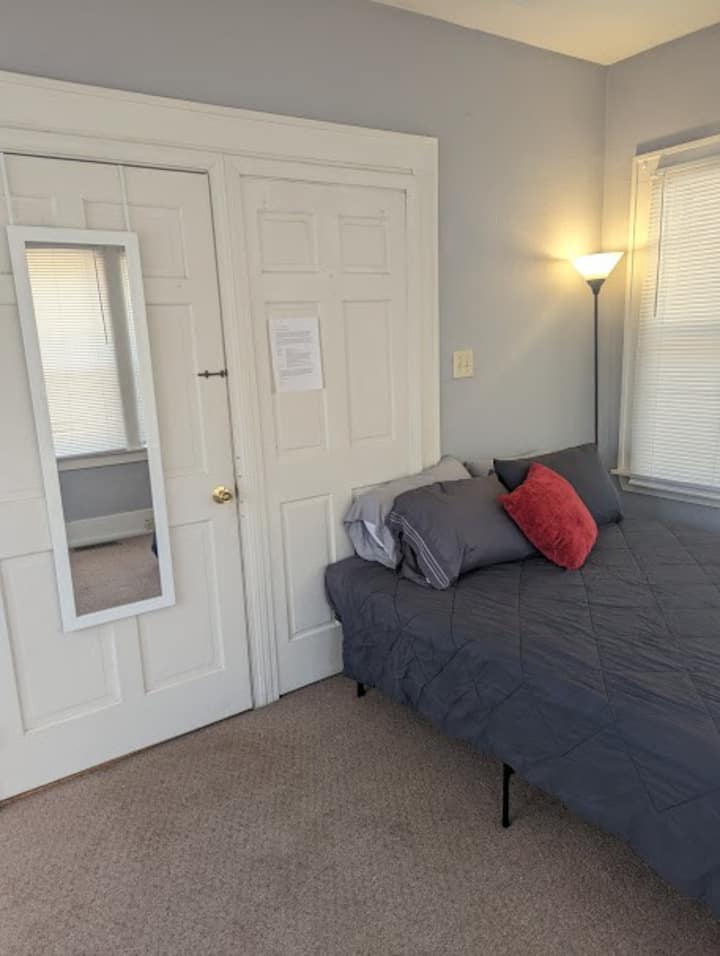 Single Room In Large Bright Apartment Near Bradley - Peoria, IL
