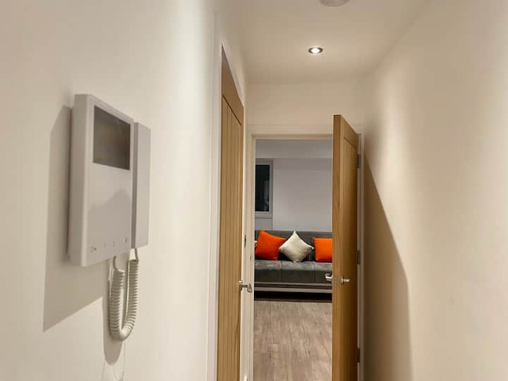 Modern 1 Bed Apartment In The Heart Of Town Centre - Beaconsfield, UK