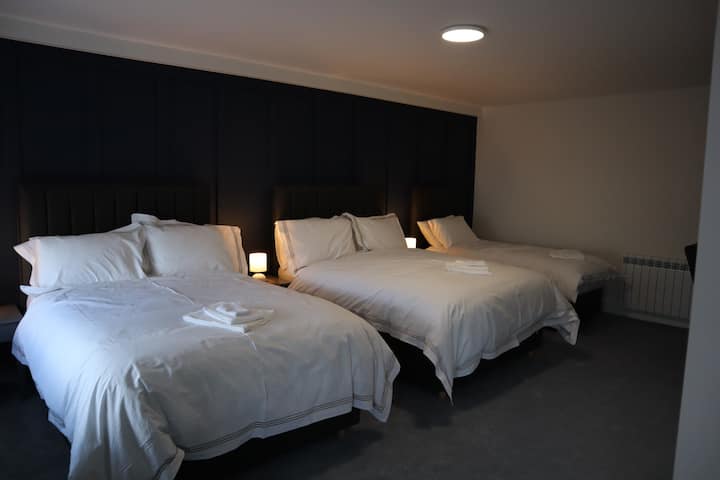 Room Only. Luxury Bedroom In The Heart Of Ballina. - 巴里納