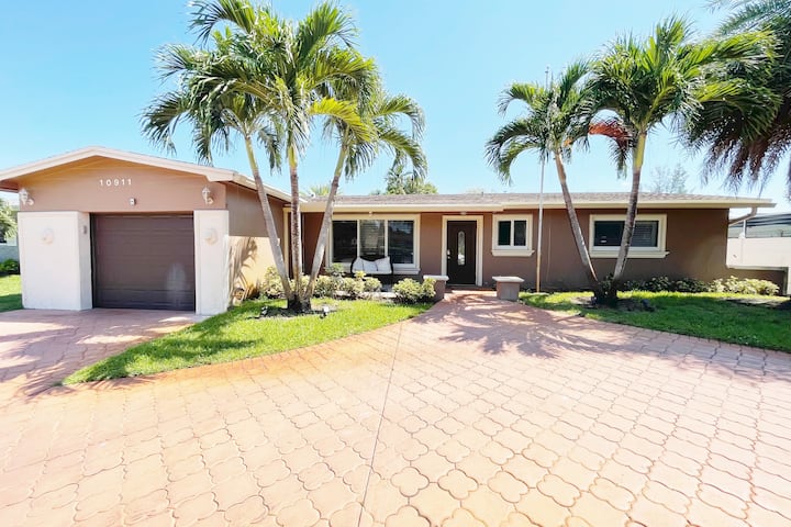 Beautiful 3 Bedroom Home With Pool - Pembroke Pines, FL