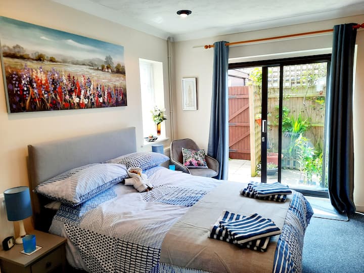 En-suite Double With An Idyllic Courtyard - Barton on Sea