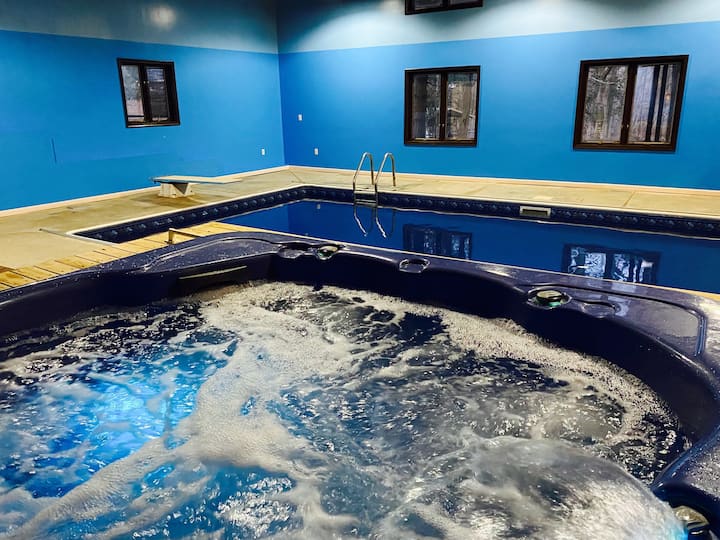 Private Chalet W/indoor Heated Pool & Hot Tub - Kalamazoo, MI