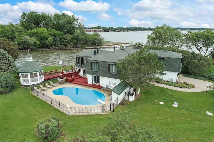 Lakefront Estate W/ Heated Pool! - Lake County, IL