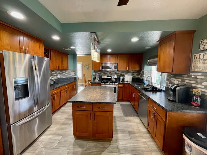 3 Bed 2 Bath Home-center Of Town W/ Community Pool - Temecula, CA