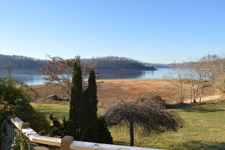 Cheerful 3 Bedroom Lakefront Vacation Home - Boone Lake, TN
