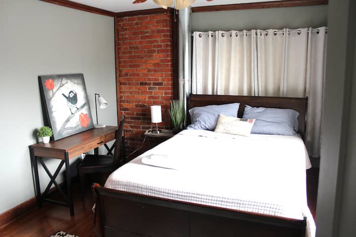 The Chimney Room - Comfortable Private Bedroom - Champaign, IL