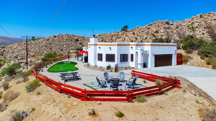 Joshua Pet Friendly Oasis With Mini Golf - Yucca Valley, CA