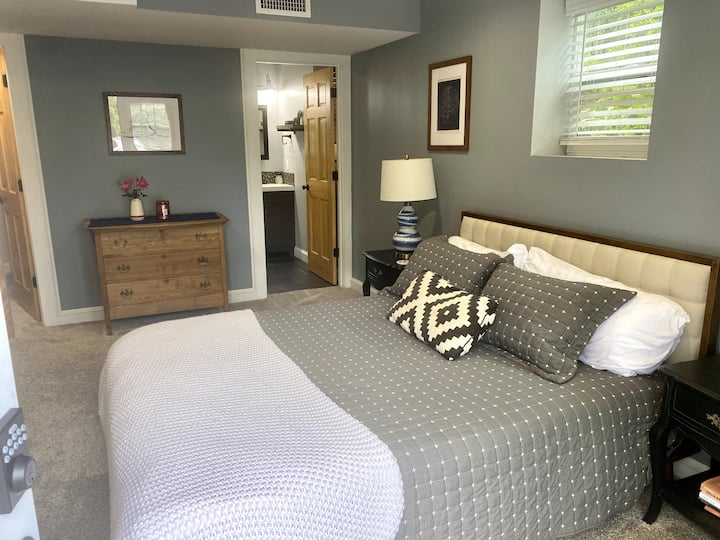 Cozy Suite With Private Entrance - Asheville, NC