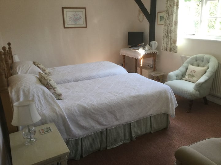A Beautiful Twin Bedroom In Tranquil Setting. - South Downs