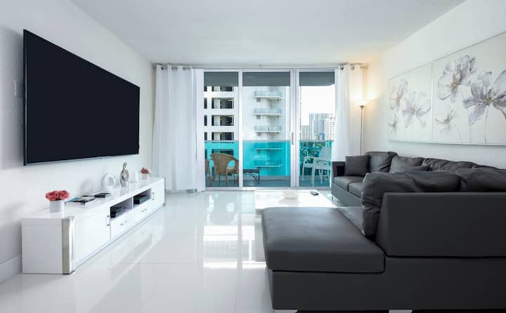 Beautiful 2 Bedroom Apartment On Hollywood Beach - North Miami Beach