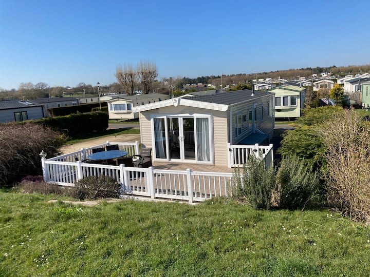 3 Bed Caravan As Close To Seafront As You Can Get! - West Mersea