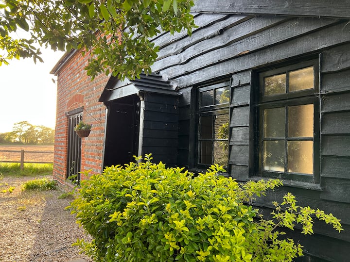 Rural Cosy Cottage Overlooking Fields - Hayling Island