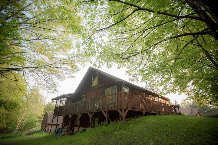 The Cedar House Se Encuentra En El Bosque, Rodeado De Terrazas Y Porches. - Minnesota
