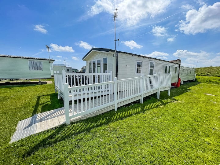 8 Berth Caravan With Decking To Hire At Naze Marine In Essex Ref 17280c - Walton-on-the-Naze
