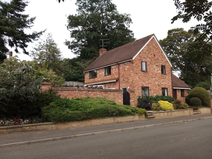 Airy 4-bedroom Detached House With Gardens/patios - Marlow, UK