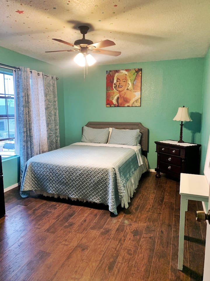 Cute Private Bedroom With Shared Bath - Laredo, TX