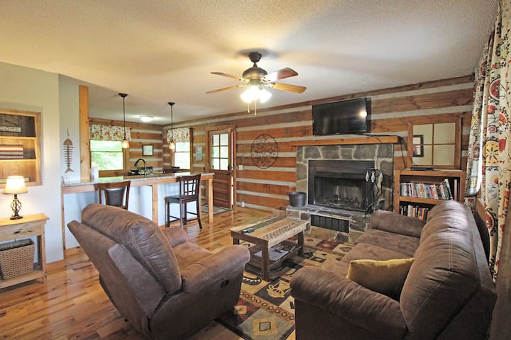 True Log Cabin With Hot Tub And Close To So Much. - Bryson City