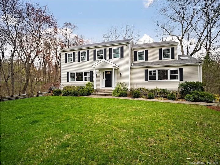Cheerful 3 Bedroom House On Quiet Dead End Street - New Canaan, CT