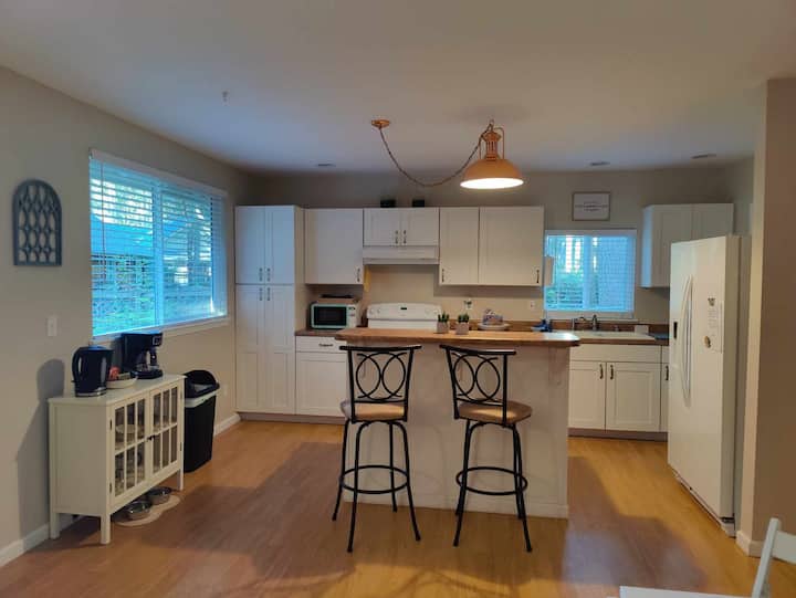 Pet Friendly Red Door Cottage, Walk To 2 Lakes. - Anderson Island, WA