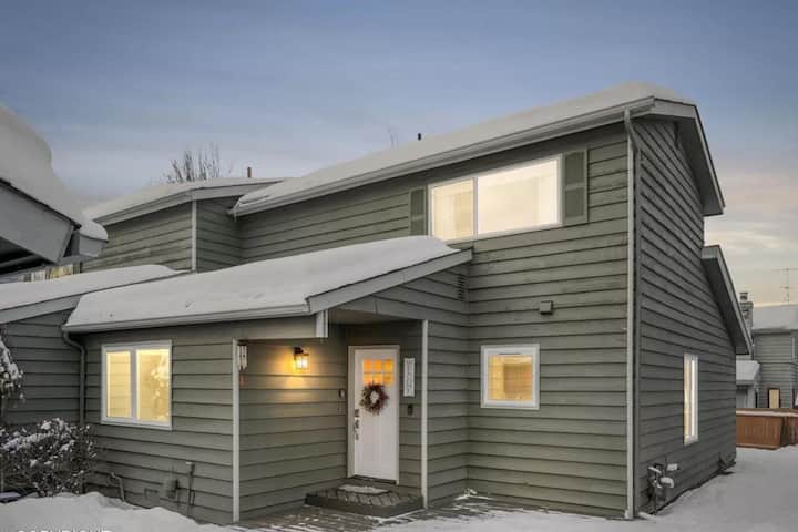 Lovely Home Near Airport, Downtown, & Trails - Alaska