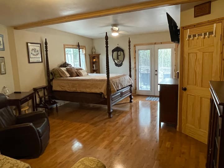Rm #4 Suite W/ Queen Bed And Access To The Deck - Anchorage, AK