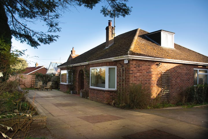 Spacious, Detached Cottage In Holt, North Norfolk - ホルト
