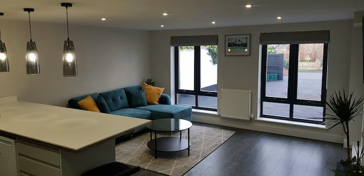Modern 2 Bedroom Home From Home - Cheltenham