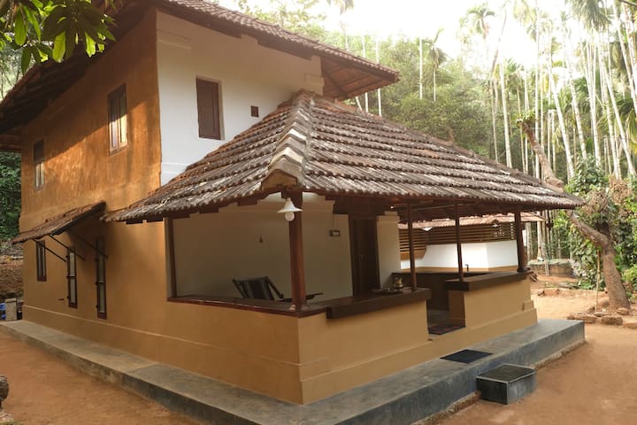100 Year Old Heritage Home With A Natural Pool - Malappuram