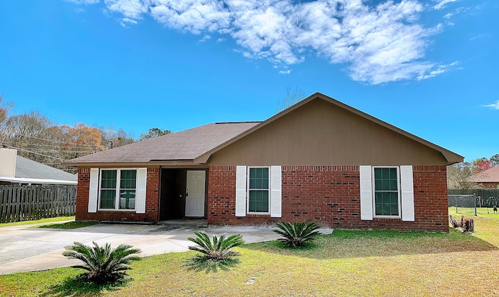 Sweet & Cheerful 3-bedroom  Home With Fire Pit - Hinesville, GA