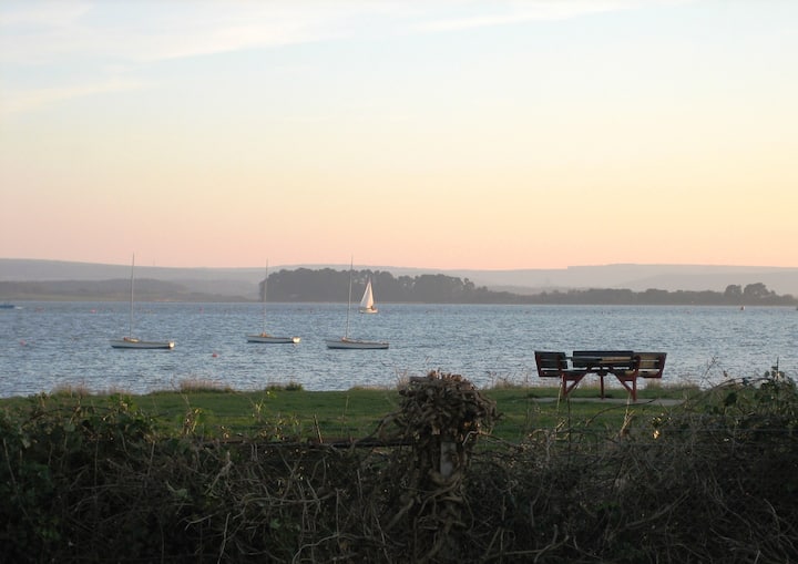 2 Bed Apartment With Sea Views And Beach Access. - Sandbanks