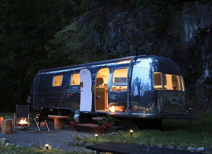 Secluded & Warm Mountain Airstream + Outdoor Tub - Île Bowen