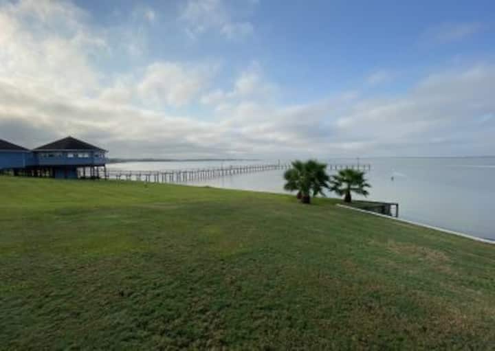 Adorable Water Front 2 Bed Condo & Fishing Pier - Baytown, TX