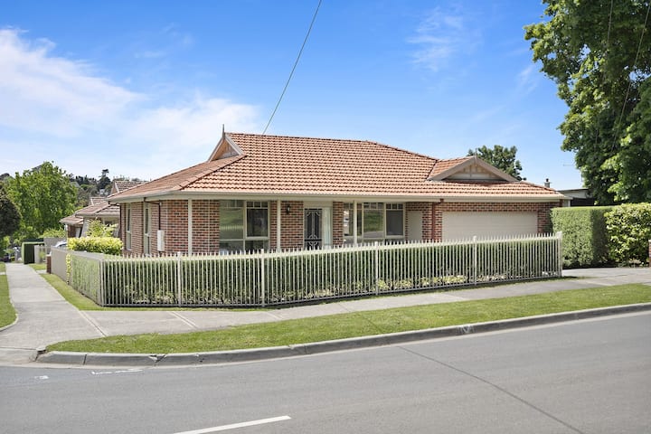 Central Location: 3 Bedrooms, 6 Guests. - Lilydale