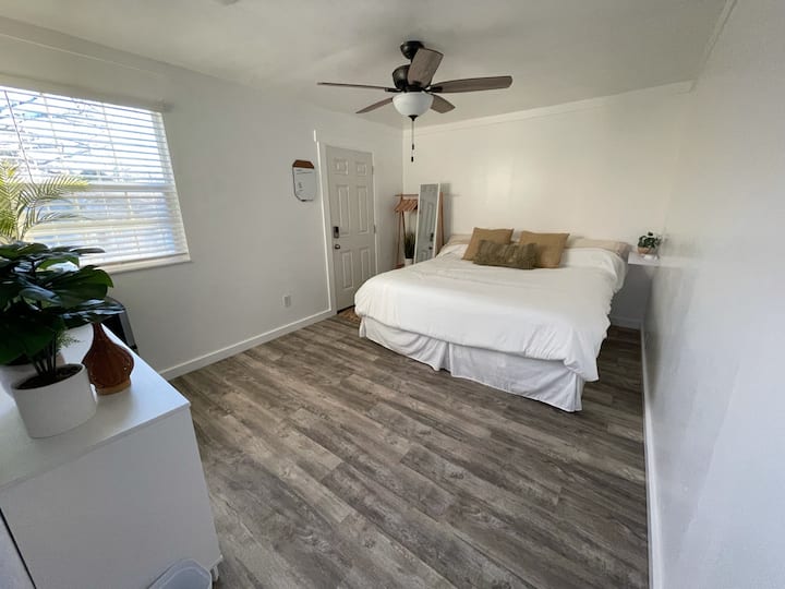 Minimal + Modern Room W/ King Bed In ❤️ Of West Lr! - Little Rock, AR