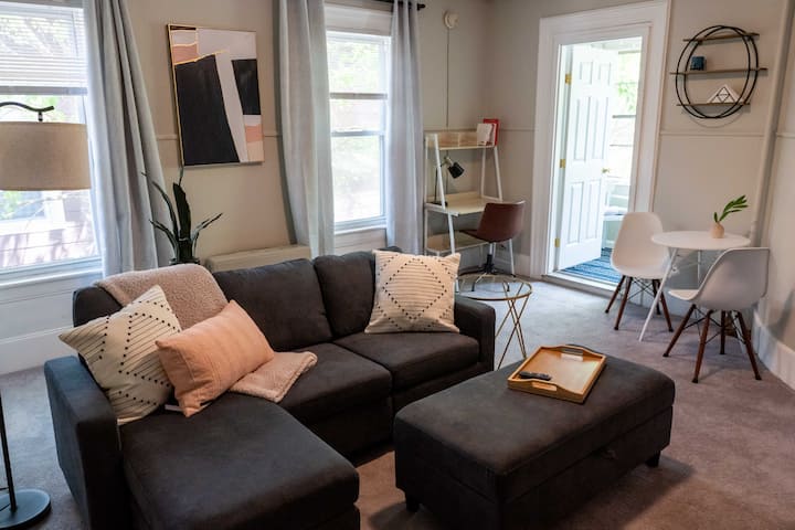 Apartment W/ Private Sun Porch - Downtown Mht - Manchester, NH