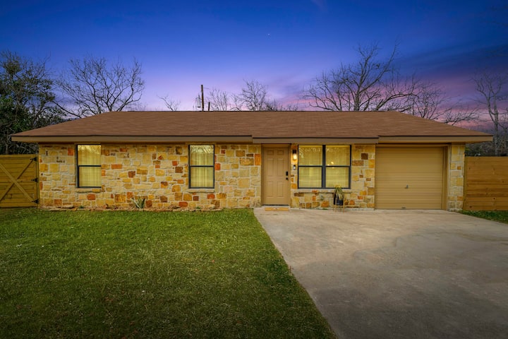 River Trail 3 Bedroom Home! Walk To Town & River - Kerrville, TX
