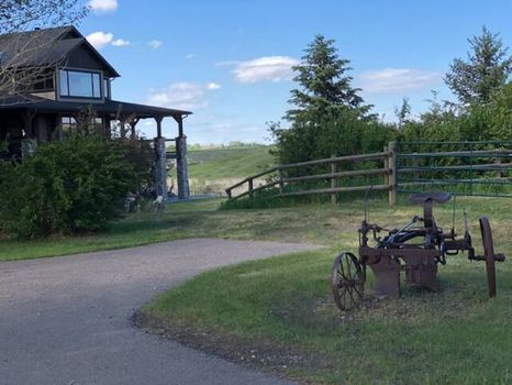 Best large villa rentals in Okotoks on cozycozy