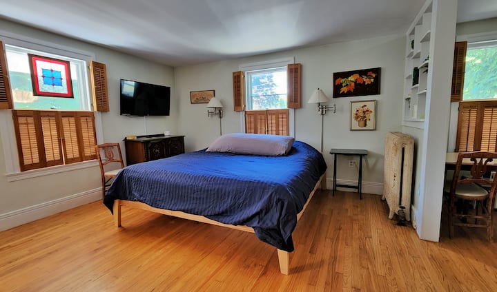 In Town * Hot Tub * King Bed * Ev Charger * Cute! - Northampton, MA