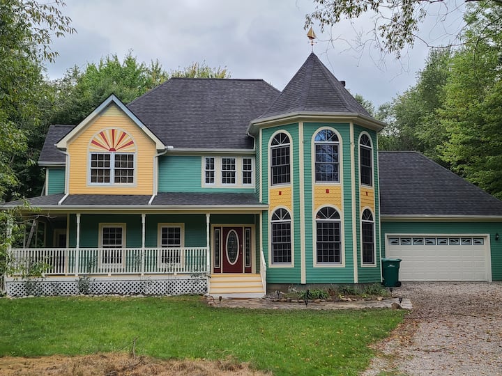 Comfortable 4 Bedroom Painted Lady Of The Woods. - Chelsea, MI