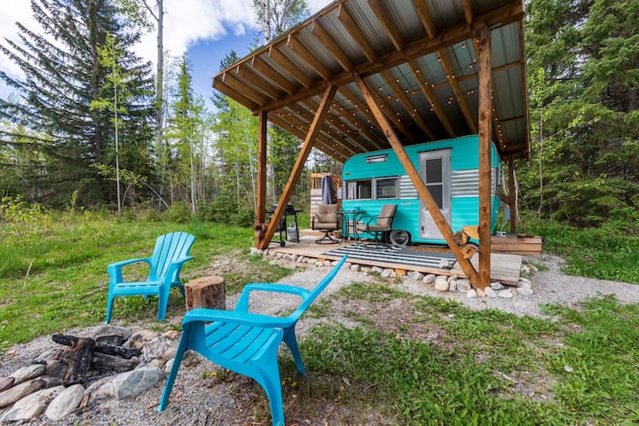 The Blaeberry Base Vintage Camper W/outdoor Shower - Alberta