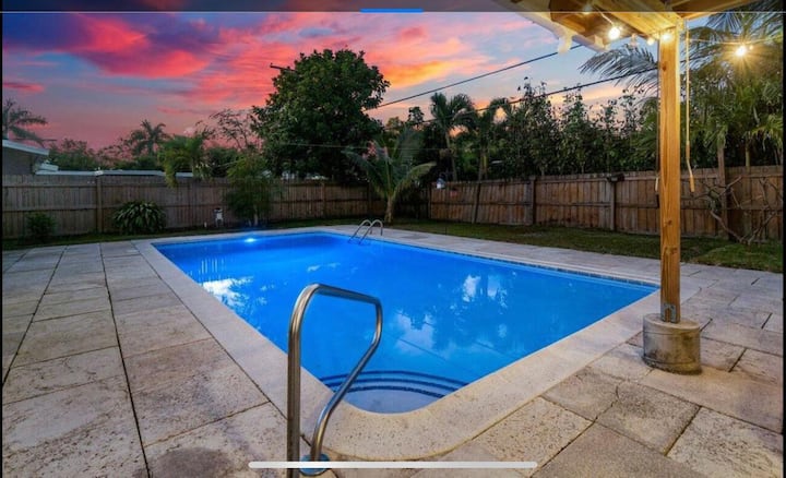 Newly Renovated Beach Vaca Home 4br With  Large Pool! - Lake Worth Beach