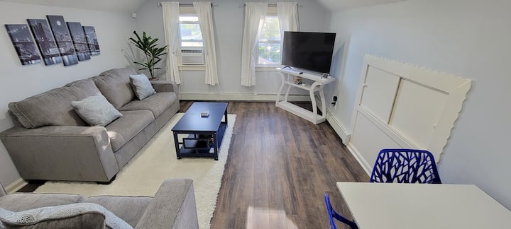 Cheerful 2-bedroom Apartment With Smart Home Tech. - Mineola, NY