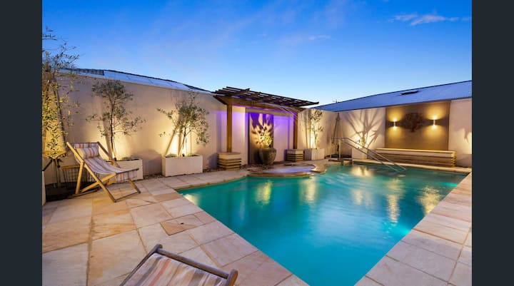 Private Oasis With Pool, Spa, Games & Cinema Room! - Mornington
