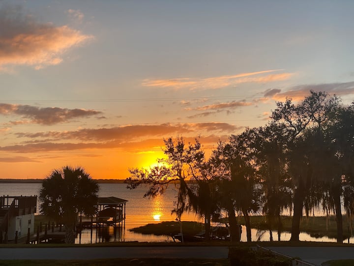 Lake Minneola Dockside Sunset Home - Clermont, FL